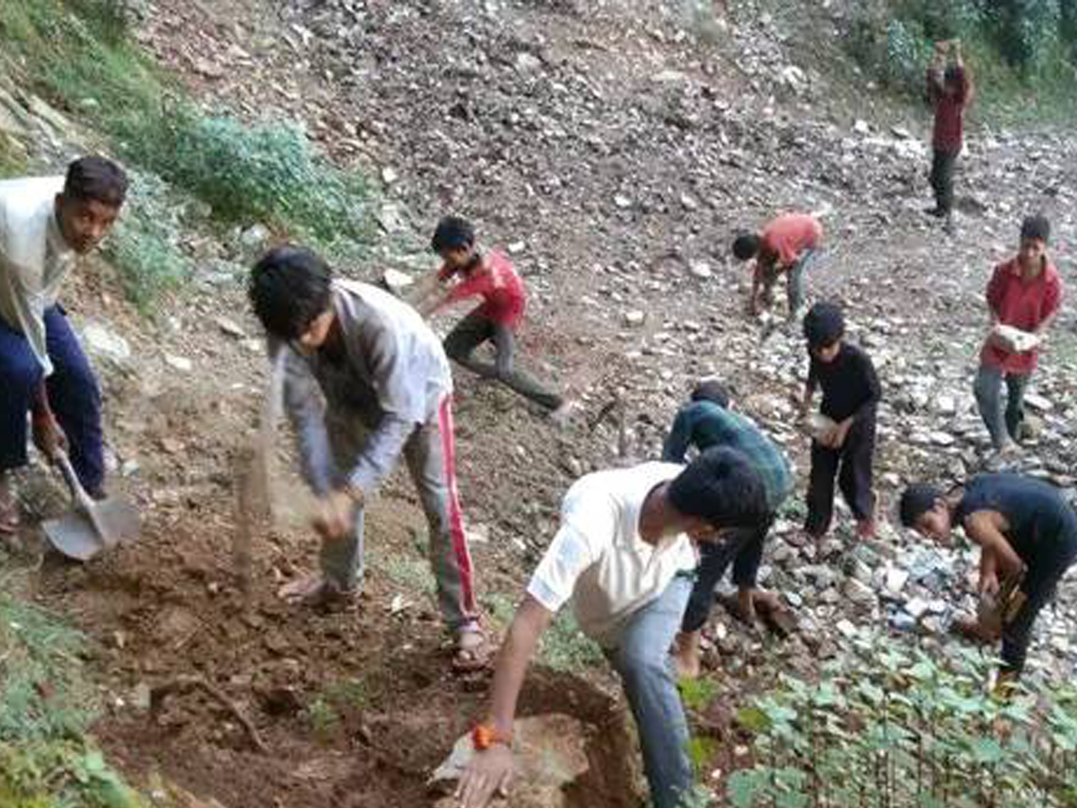 बैतडीका बालबालिकाले गरे गाउँको बाटो मर्मत 